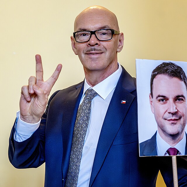 Ministr kultury za Motoristy sob� Oto Klemp�� na jedn�n� vl�dy. V ruce dr�� fotografii ministra zahrani�� a p�edsedy Motorist� sob� Petra Macinky. 23. b�ezna 2026)