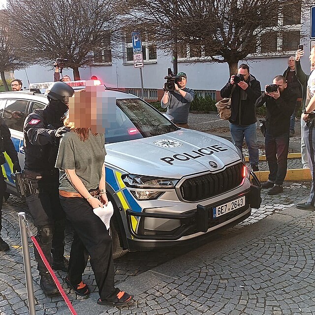 Soud rozhoduje o vazb� podez�el�ch ze �h��sk�ho �toku v Pardubic�ch. (24. b�ezna 2026)