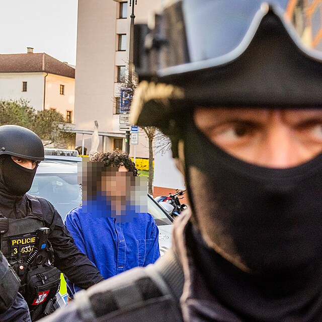 Soud rozhoduje o vazb� podez�el�ch ze �h��sk�ho �toku v Pardubic�ch. (24. b�ezna 2026)