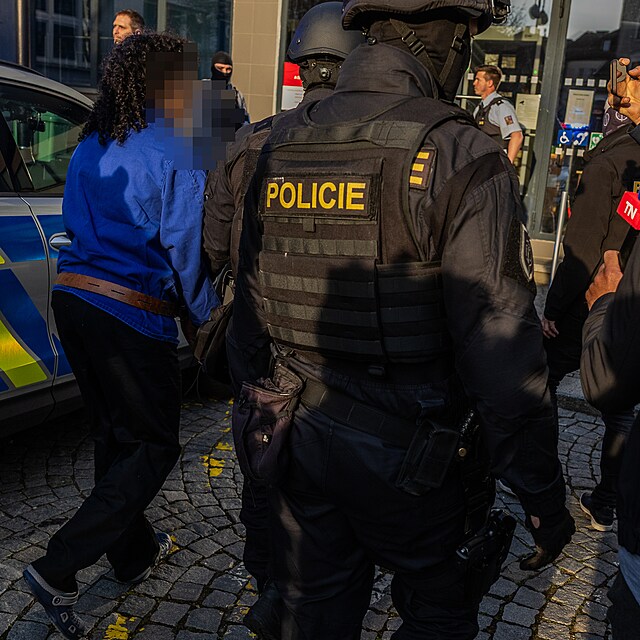 Mu�e a �enu podez�el� ze �h��sk�ho �toku v Pardubic�ch poslal soud do vazby. (24. b�ezna 2026)