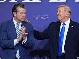 Americký prezident Donald Trump a ministr obrany Pete Hegseth (23. b�ezna 2026)