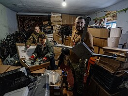 Mykola a Nas�a ze 102. brigády teritoriální obrany ukazují �eské drony Jan...