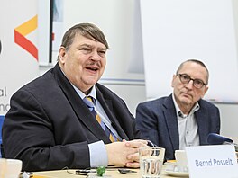 Zleva p�edseda Sudeton�meckého krajanského sdru�ení Bernd Posselt a �en�k...