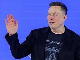 Elon Musk mává davu b�hem 56. výro�ního zasedání Sv�tového ekonomického fóra...