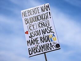 Demonstrant nese transparent na podporu ve�ejnoprávních médií. (21. b�ezna 2026)