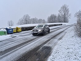 Na silnicích v podh��í Beskyd se dopoledne vytvo�ila vrstva rozb�edlého sn�hu....