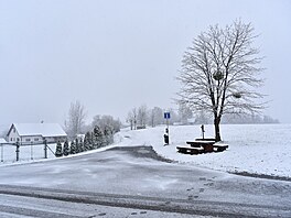 Na silnicích v podh��í Beskyd se dopoledne vytvo�ila vrstva rozb�edlého sn�hu....