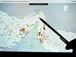 Situace v Hormuzském pr�livu a jeho okolí: ukazuje �ekající tankery a nákladní...