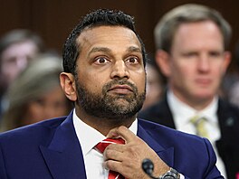 editel FBI Kash Patel gestikuluje p�i výpov�di p�ed senátním výborem v Kapitolu...