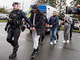 Policie p�ivezla ke zlínskému okresnímu soudu na vazební zasedání t�i obvin�né...