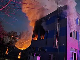 V pardubické pr�myslové zón� ho�í, jedna ze skladovacích hal je kompletn�...