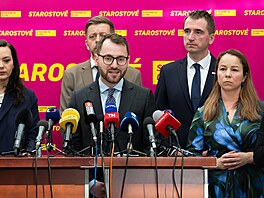 Tisková konference poslaneckého klubu Starost�. Na snímku hovo�í Jan...