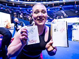 Natálie Taschlerová se po tréninku podepisuje fanou�k�m.
