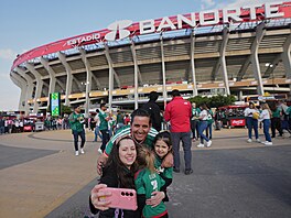 Fanou�ci se fotí p�ed nov� zrekonstruovaným Aztéckým stadionem v Mexiku.