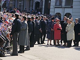 Zleva primátorka Brna Dagmar Lastovecká, britská královna Al�b�ta II. a �eský...
