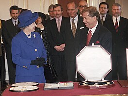 Prezident Václav Havel a královna Al�b�ta II. si na Pra�ském hrad� v b�eznu...