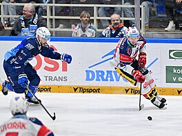 Pardubický obránce Jan Ko��álek p�ebírá puk ve �tvrtfinále extraligy proti...
