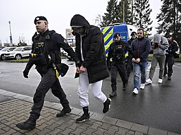 Policie p�ivezla ke zlínskému okresnímu soudu na vazební zasedání t�i obvin�né...