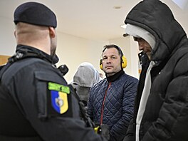 Policie p�ivezla ke zlínskému okresnímu soudu na vazební zasedání t�i obvin�né...