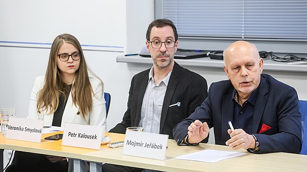 Zleva z�stupci festivalu Meeting Brno Veronika Smyslov�, Petr Kalousek a Mojm�r Je��bek z brn�nsk�ho magistr�lu na tiskov�m setk�n�, jeho� t�matem je p�ipravovan� sjezd sudetsk�ch N�mc�. (26. b�ezna 2026)