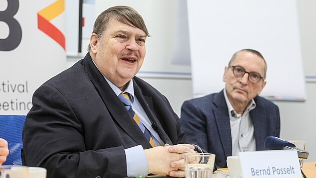 Zleva p�edseda Sudeton�meck�ho krajansk�ho sdru�en� Bernd Posselt a �en�k Absolon z region�ln� hospod��sk� komory v rozhovoru s novin��i p�ed p�ipravovan�m sjezdem sudetsk�ch N�mc�. (26. b�ezna 2026)