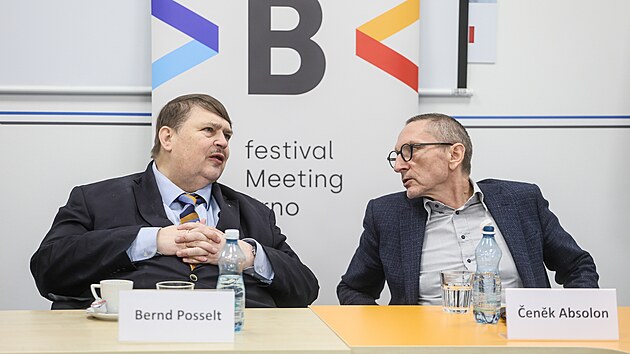 Zleva p�edseda Sudeton�meck�ho krajansk�ho sdru�en� Bernd Posselt a �en�k Absolon z region�ln� hospod��sk� komory v rozhovoru s novin��i p�ed p�ipravovan�m sjezdem sudetsk�ch N�mc�. (26. b�ezna 2026)