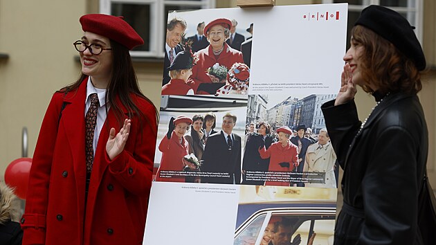 U p��le�itosti 30. v�ro�� n�v�t�vy britsk� kr�lovny Al�b�ty II. v Brn� nachystal magistr�t na n�dvo�� Nov� radnice britsk� odpoledne. Sou��st� programu byly krom� odhalen� pam�tn� desky tak� m�dn� p�ehl�dka klobouk�, v�stava historick�ch fotografi� nebo mo�nost ochutnat britskou gastronomii. (28. b�ezna 2026)