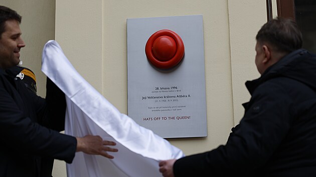 Historickou n�v�t�vu britsk� kr�lovny Al�b�ty II. v Brn� p�ipom�n� nov� pam�tn� deska s �erven�m kloboukem. Panovnice zav�tala do jihomoravsk� metropole p�esn� p�ed 30 lety. V�tvarn� d�lo vis� na zdi Nov� radnice. (28. b�ezna 2026)