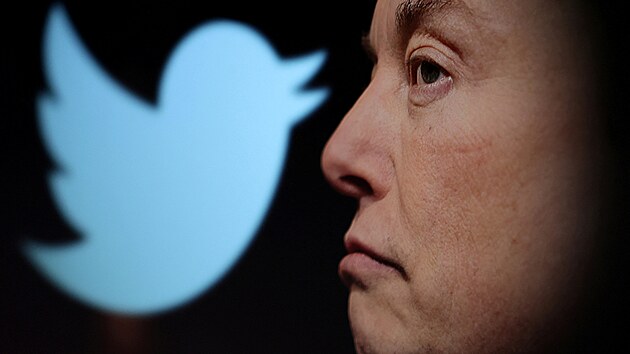 Elon Musk a p�vodn� logo Twitteru, nyn� X (27. ��jna 2022)