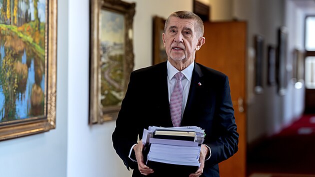 Premiér Andrej Babi� p�ichází na jednání vlády. (23. b�ezna 2026)