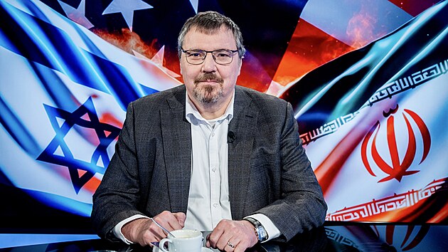 Fialova vl�da nakoupila benz�nky, pro� te� na nich st�t nesn�� mar�e? pt� se Singer