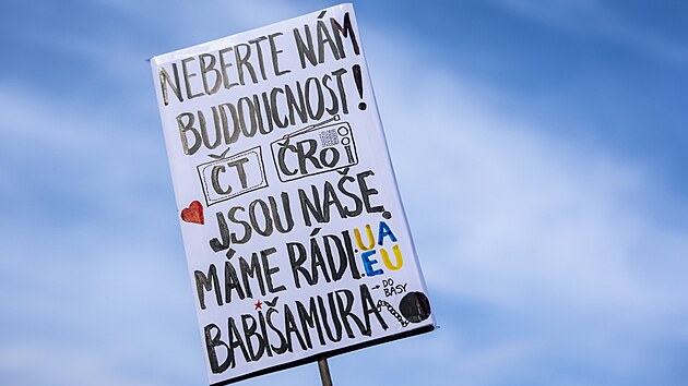 Demonstrant nese transparent na podporu ve�ejnopr�vn�ch m�di�. (21. b�ezna 2026)