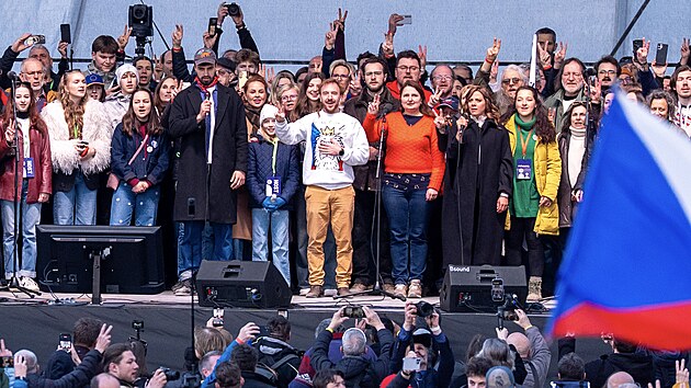 Pln� p�dium na Letensk� pl�ni p�i prob�haj�c� protivl�dn� demonstraci. (21. b�ezna 2026)