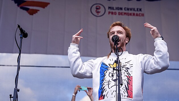 Mikul� Min��, p�edseda spolku Milion chvilek pro demokracii na p�diu na Letensk� pl�ni p�i prob�haj�c� protivl�dn� demonstraci. (21. b�ezna 2026)