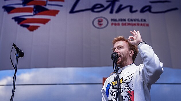 Mikul� Min��, p�edseda spolku Milion chvilek pro demokracii na p�diu na Letensk� pl�ni p�i prob�haj�c� protivl�dn� demonstraci. (21. b�ezna 2026)