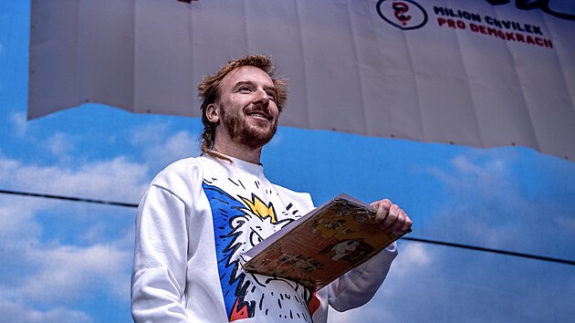 Mikul� Min��, p�edseda spolku Milion chvilek pro demokracii na p�diu na Letensk� pl�ni p�i prob�haj�c� protivl�dn� demonstraci. (21. b�ezna 2026)