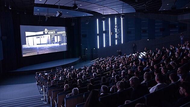 V T�inci na Fr�decko-M�stecku po rekonstrukci otev�eli m�stsk� kino Kosmos. Modernizace, kter� byla nejv�t�� investi�n� akc� m�sta za posledn� desetilet�, st�la t�m�� 124 milion� korun. Sou��st� projektu byla tak� obnova atypick� lanov� st�echy kina. (26. b�ezna 2026)