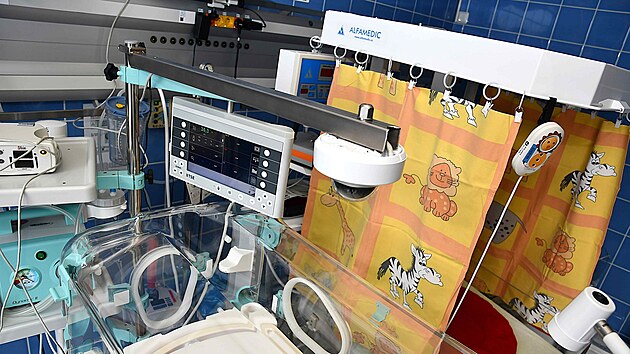 Novorozeneck� odd�len� Moravskoslezsk� nemocnice Krnov nab�z� mamink�m mo�nost sledovat sv� miminko online na zap�j�en�m tabletu. P�enos je pln� zabezpe�en�, soukrom� a dostupn� p��mo z l��ka maminky. Krnovsk� nemocnice je jedn�m z m�la pracovi�� v �R, kter� tuto technickou novinku pro pos�len� citov� vazby nab�zej�. (20. b�ezen 2026)