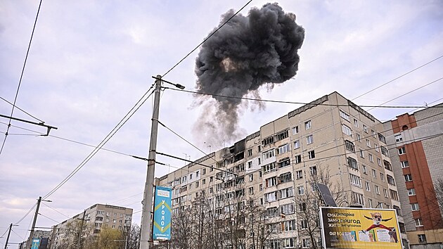Z bytov�ho domu ve Lvov� stoup� kou� pot�, co ho zas�hl rusk� dron. (24. b�ezna 2026)