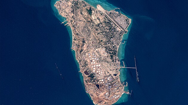 Pohled na �r�nsk� ostrov Charg, na kter�m se nach�z� hlavn� termin�l pro v�voz ropy. Ostrov le�� asi 25 kilometr� ji�n� od pevniny. (17. b�ezna 2026)
