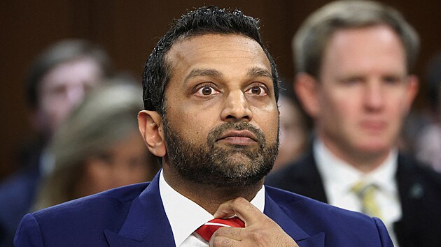 editel FBI Kash Patel gestikuluje p�i v�pov�di p�ed sen�tn�m v�borem v Kapitolu ve Washingtonu. (16. z��� 2025)
