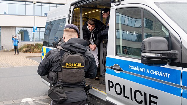 Policie eskortuje t�i obvin�n� k vazebn�mu zased�n� na zl�nsk�m okresn�m soudu v r�mci fotbalov� korup�n� kauzy.