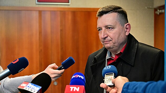 St�tn� z�stupce Ale� Sos�k hovo�� s novin��i na M�stsk�m soudu v Brn�.