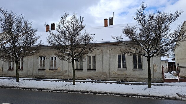 Byty v n�kdej�� d�lnick� kolonii z konce 19. stolet� jsou p�ipom�nkou po��tk� �ry n�bytk��sk�ho
podniku Thonet v Byst�ici pod Host�nem. �ada �esti neudr�ovan�ch dom� je ur�en� k demolici. (b�ezen 2026)