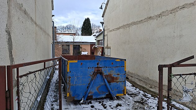 Byty v n�kdej�� d�lnick� kolonii z konce 19. stolet� jsou p�ipom�nkou po��tk� �ry n�bytk��sk�ho
podniku Thonet v Byst�ici pod Host�nem. �ada �esti neudr�ovan�ch dom� je ur�en� k demolici. (b�ezen 2026)