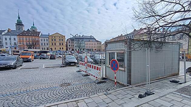 Stavba armaturn� �achty v Kosm�kov� ulici zcela uzav�ela pr�jezd spodn� ��st� Masarykova n�m�st�. (20. b�ezna 2026)