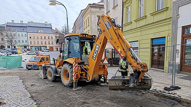 Stavba armaturn� �achty v Kosm�kov� ulici zcela uzav�ela pr�jezd spodn� ��st� Masarykova n�m�st�. (20. b�ezna 2026)