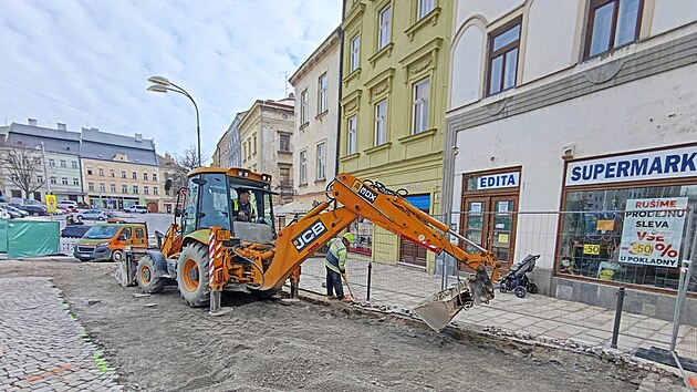 Pr�ce p��mo pod okny obchod�. Spodn� roh Masarykova n�m�st� je kv�li strategick� stavb� vodovodu pro auta nepr�jezdn�. (20. b�ezna 2026)