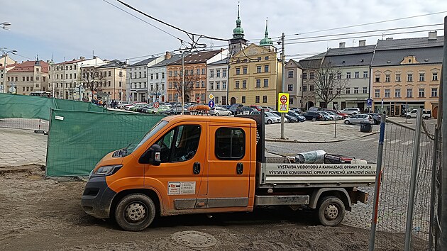 Specializovan� technika v centru. Na korb� vozu je vyps�n seznam prac�: od v�stavby vodovod� po opravy povrch�. Pr�v� to te� Jihlavu zam�stn�v� nejv�ce. (20. b�ezna 2026)