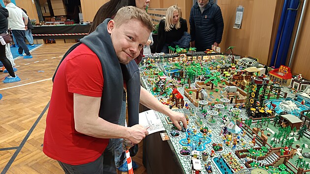 Tv�� za p�ti metry kostek. Luk� Jurczek na sn�mku umis�uje figurku k font�n� ve sv� Zoo Jasmine. Celkem jich v expozici najdete neuv��iteln�ch 563.